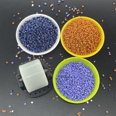 Granulés de TPU à correspondance de couleur combinant ténacité, propriétés ignifuges et haute résistance à la chaleur pour des produits polymères durables