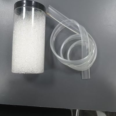 Haute transparence, moulage rapide, excellente ténacité, moulage par injection en plastique TPU respectueux de l'environnement ou particules d'extrusion, adaptées aux jouets pour animaux de compagnie, cordes de saut, fils