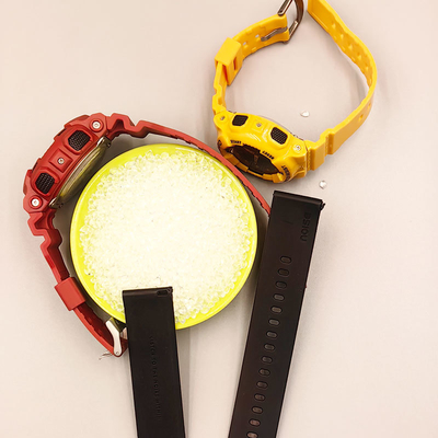 La matière première TPU est destinée aux bandes de montres, avec une dureté modérée: Shore 65A-85A, douce et confortable, propre à la peau, élastique, résistant à l'hydrolyse et à la corrosion
