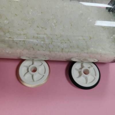 Modélisation du moulage par injection des granulés de la série TPU anti-UV et jaune avec une résistance accrue à l'usure
