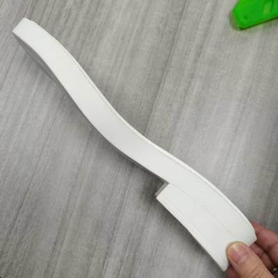Shore A 70 Dureté TPU Matériau brut de qualité transparente pour le moulage par extrusion utilisé dans le câble de bande lumineuse et l'injection de boîtier de téléphone
